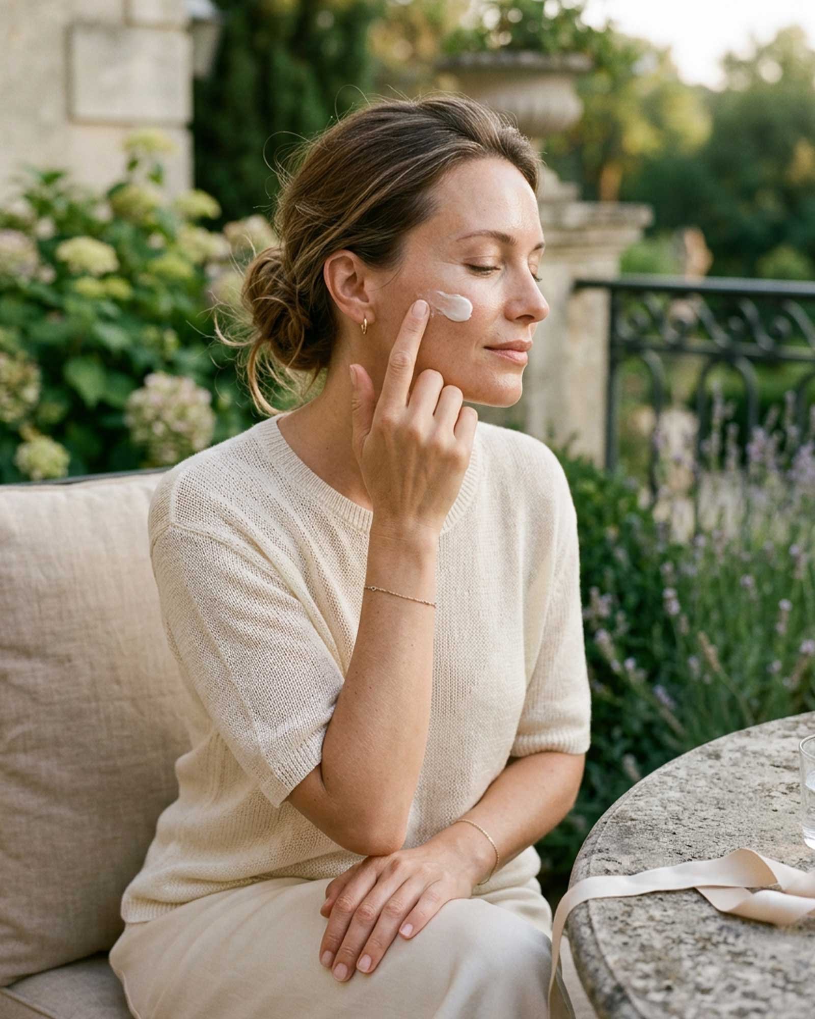 Application d’une crème hydratante dans un jardin raffiné